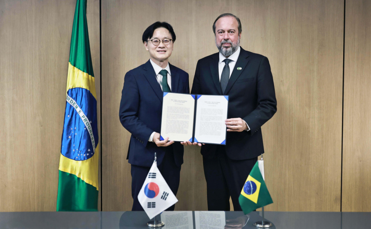 김정관 산업통상부 장관이 28일(현지 시간) 브라질 광업에너지부 접견실에서 알렉산드르 실베이라 브라질 광업에너지부 장관과 한-브라질 핵심 및 전략광물 공동선언문을 들어보이고 있다. /사진제공=산업통상부
