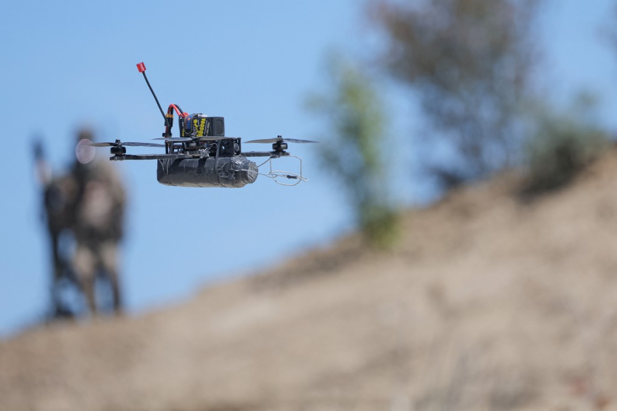 Une démonstration de drone FPV au selon de défense Eurosatory, à Villepinte, en juin 2026 (illustration) ( AFP / KENZO