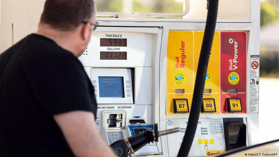 Un hombre carga combustible en Estados Unidos