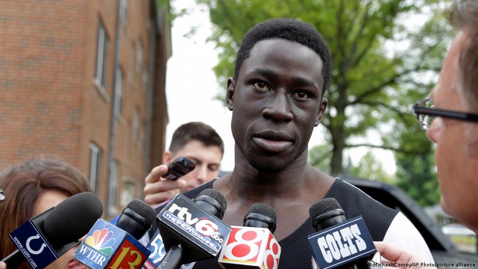 En la imagen aparece Daniel Ogama Adongo ofreciendo una entrevista