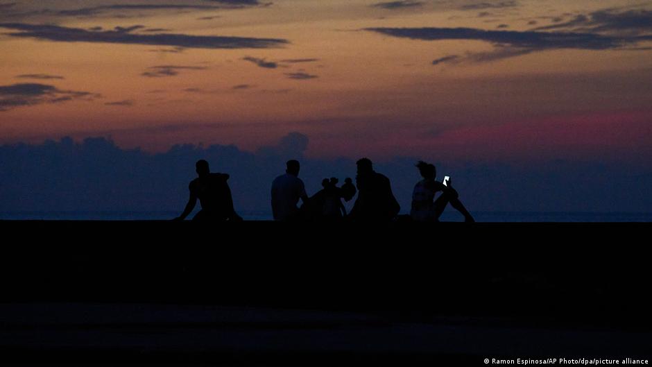 Gente en el Malecón de La Habana durante un apagón