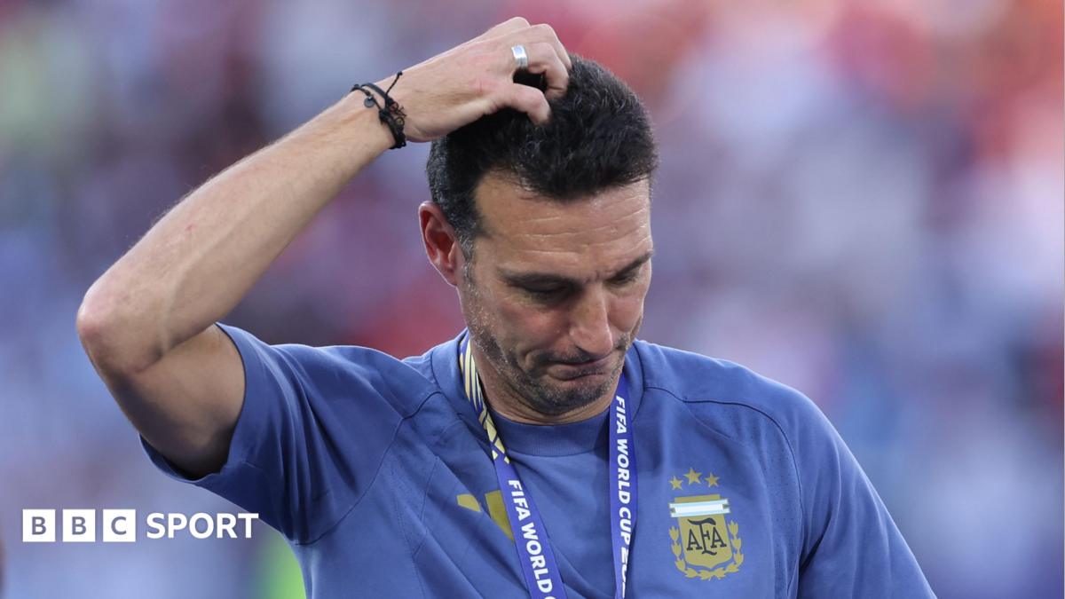 Lionel Scaloni leaves the press room in tears