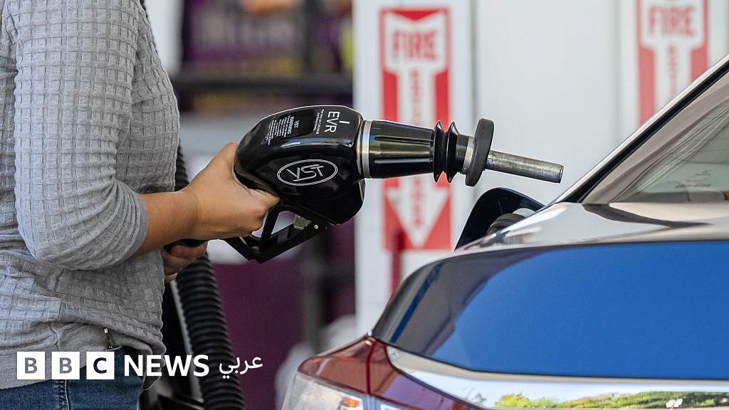 سائق يزود سيارته بالوقود في محطة وقود شل في بالو ألتو، كاليفورنيا، الولايات المتحدة الأمريكية
