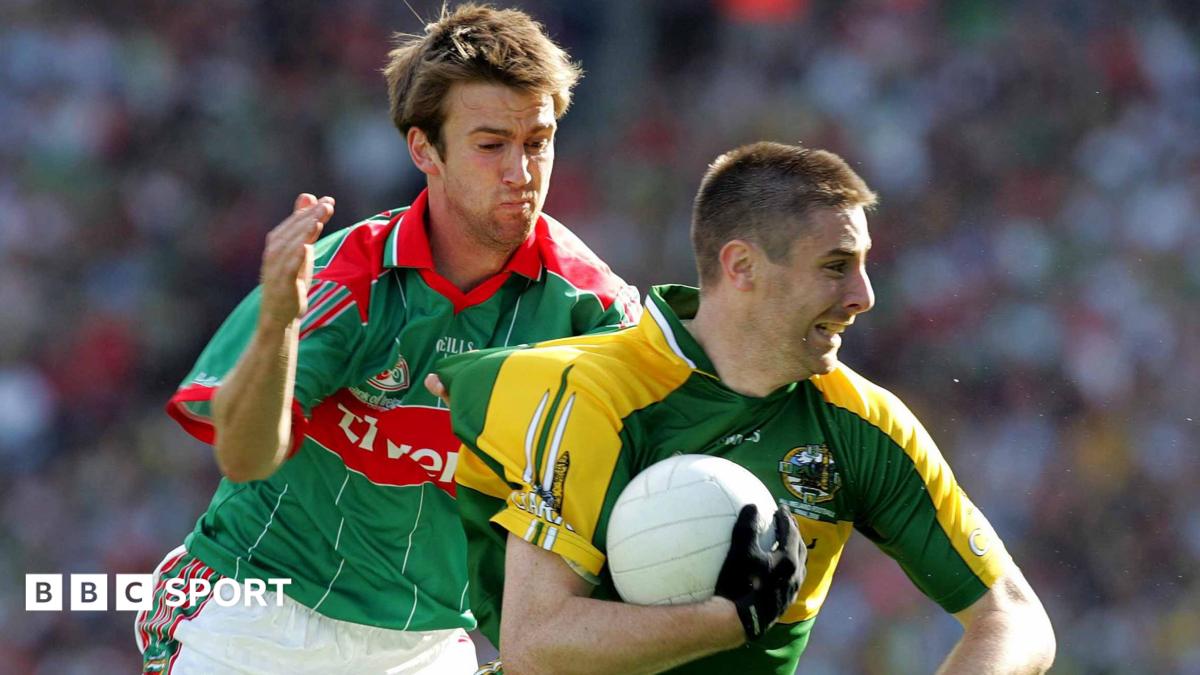 Kerry's Dasrragh O Se is challenged by Mayo's Ronan McGarrity during the 2006 All-Ireland final