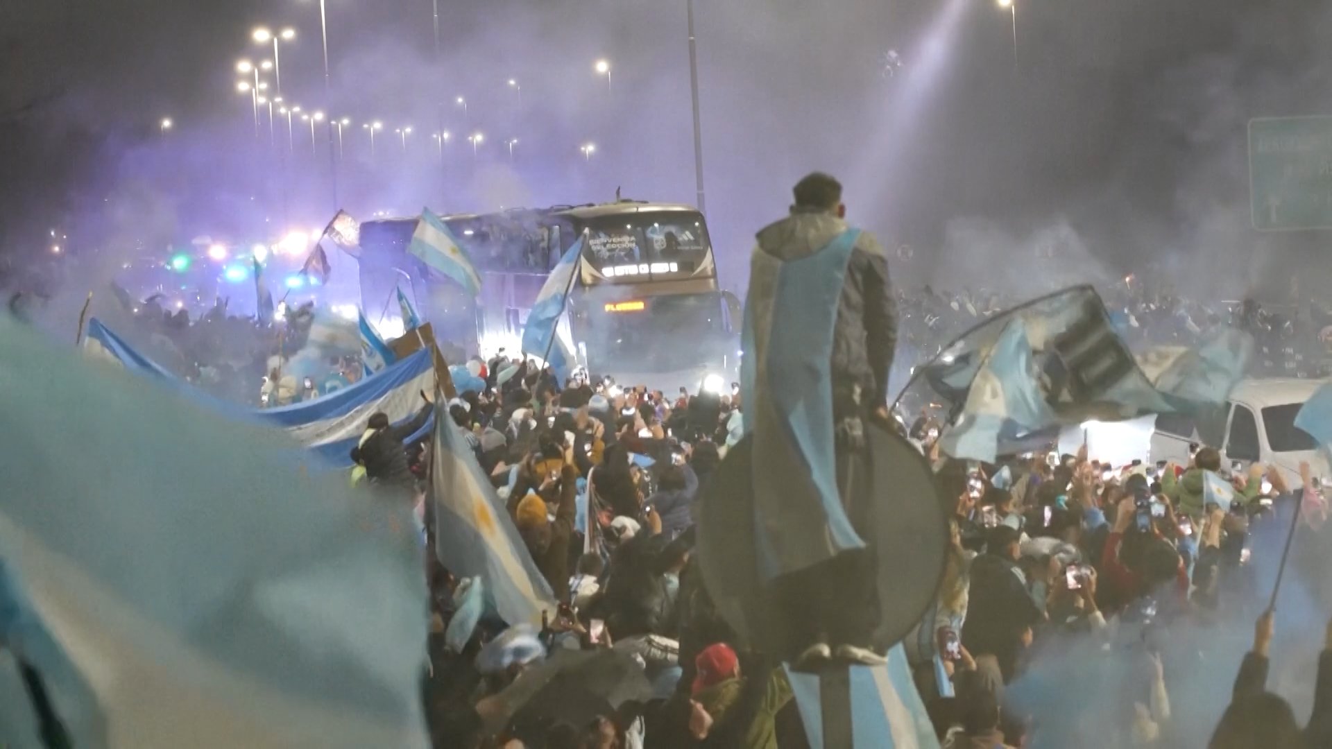 Lionel Scaloni leads the squad from Ezeiza International Airport to the Obelisk