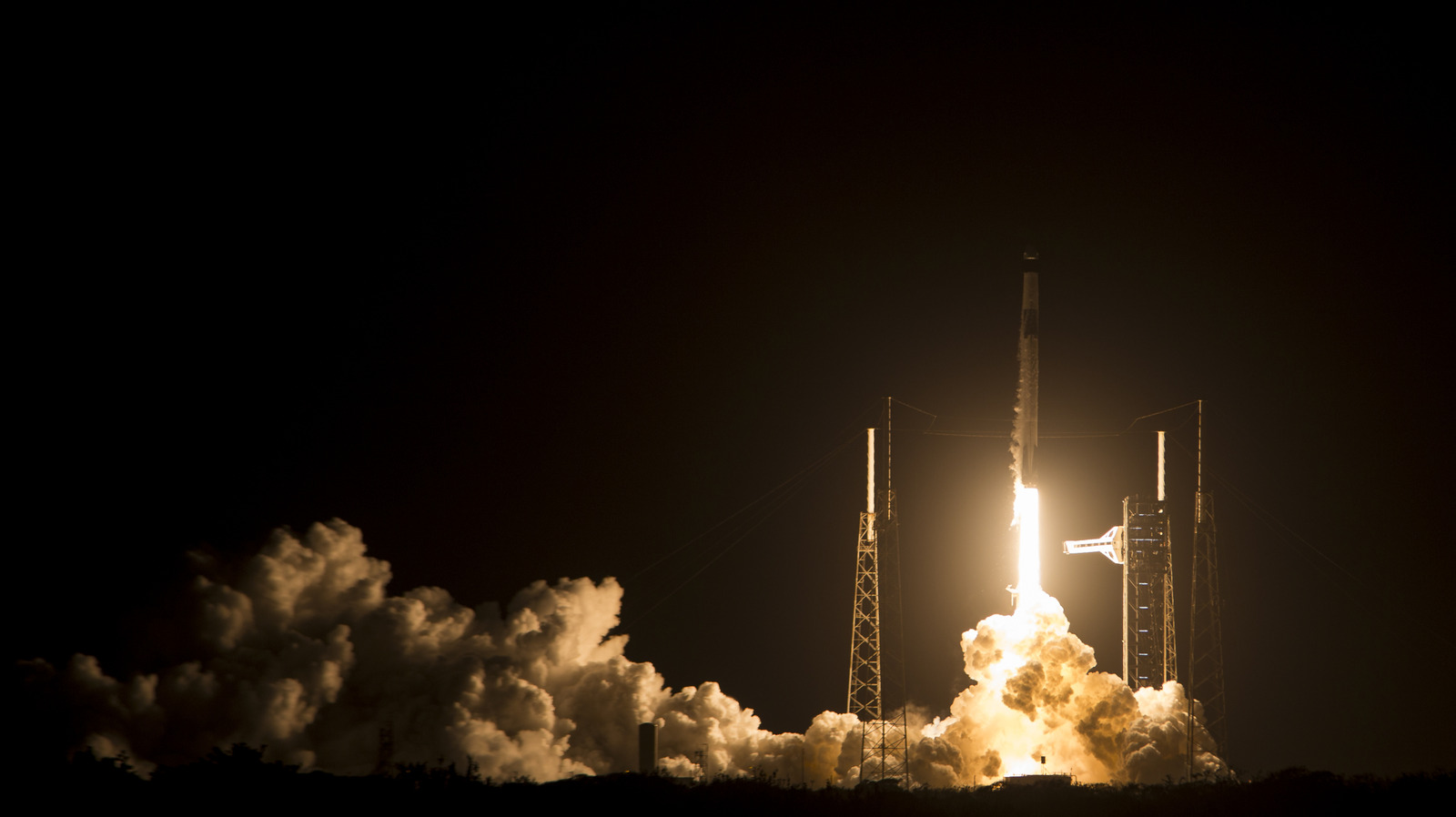 Amazon Urges FCC to Deny SpaceX Million-Satellite Plan