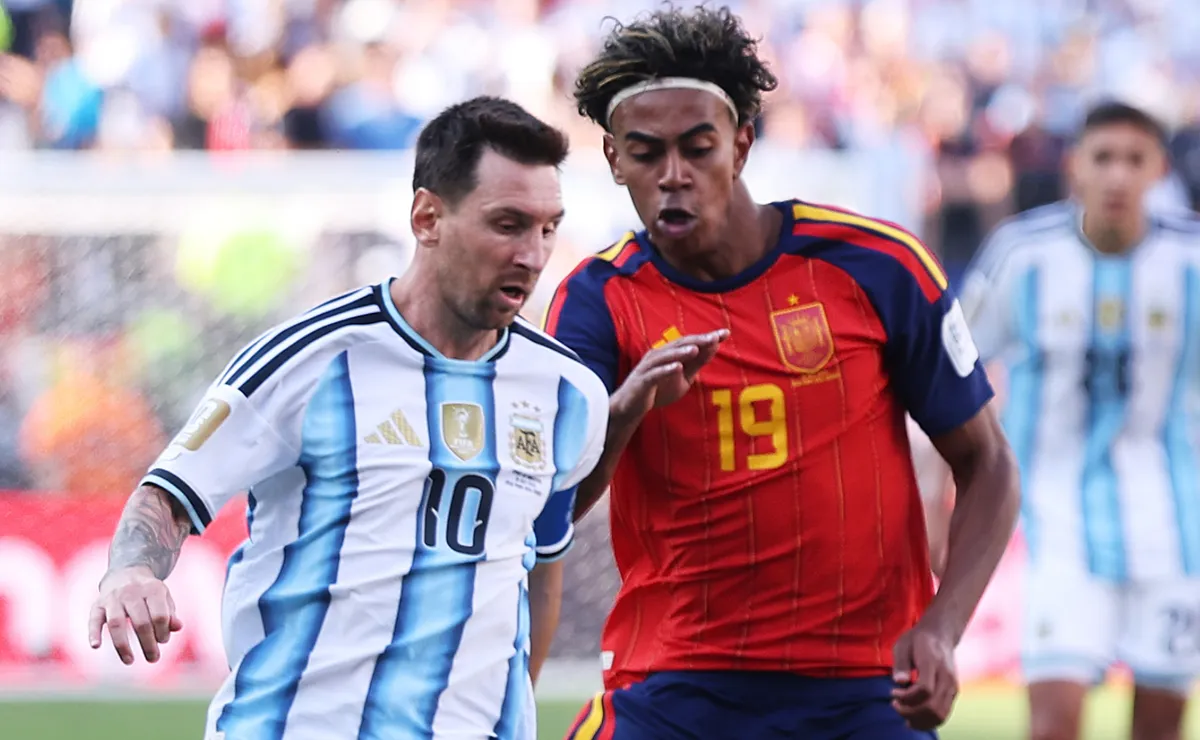 Lionel Messi #10 of Argentina controls the ball against Lamine Yamal #19 of Spain