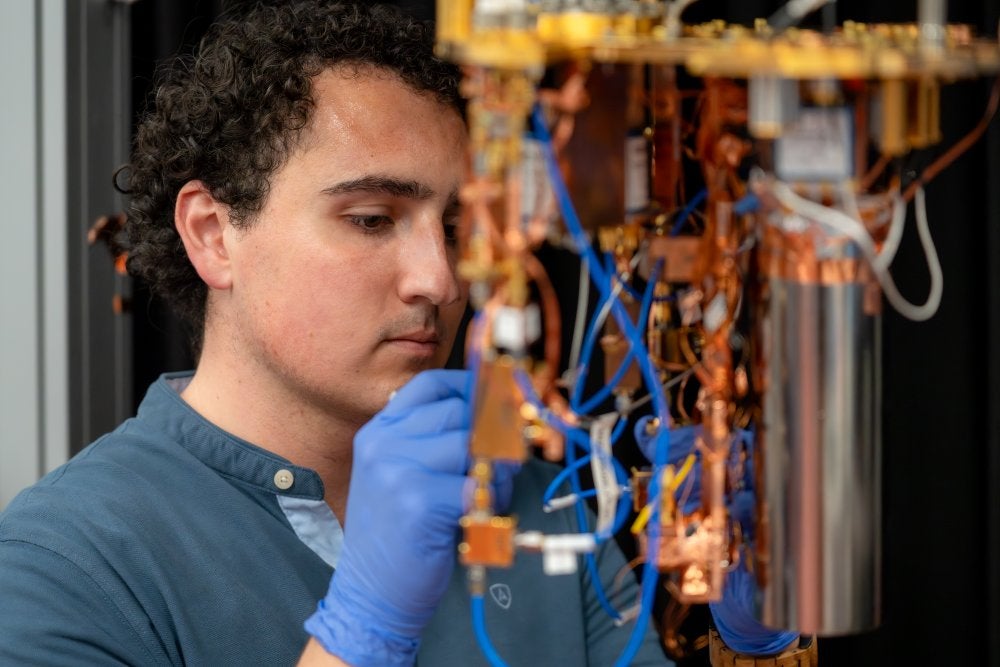 Autonomous Entanglement Through a Quantum Bath