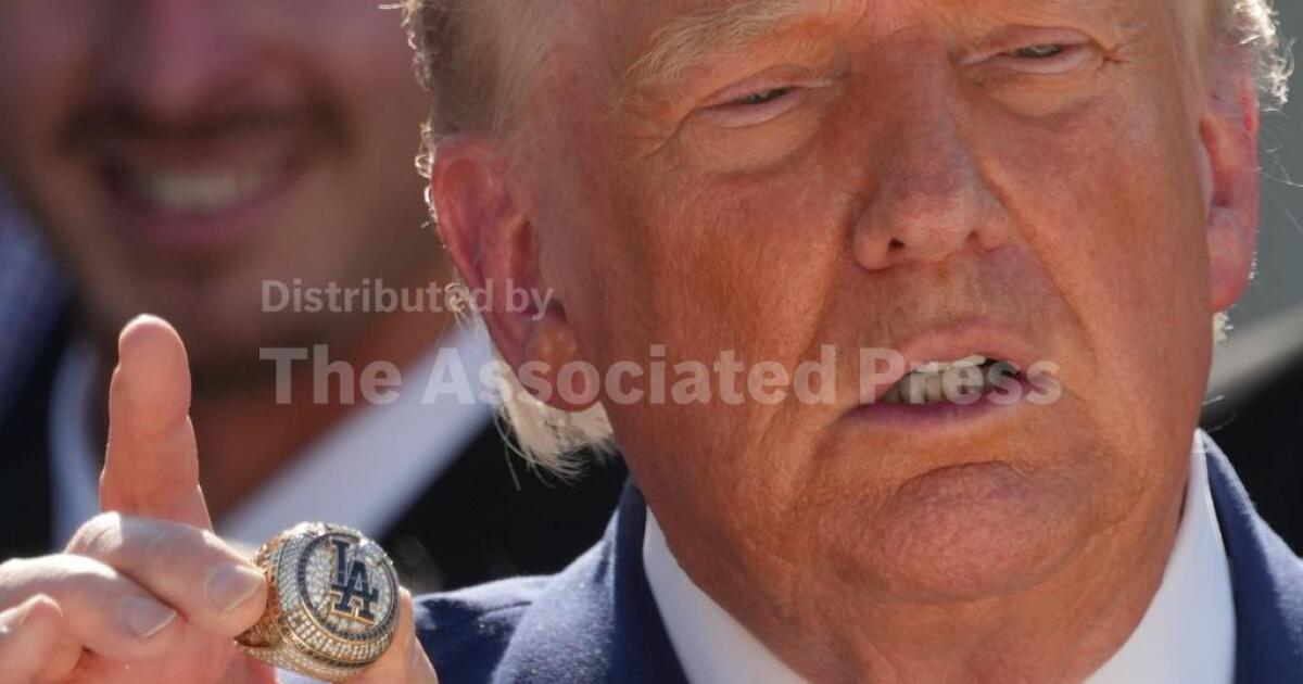 El presidente de Estados Unidos, Donald Trump, sostiene un anillo de campeonato durante un evento en honor de los Dodgers de