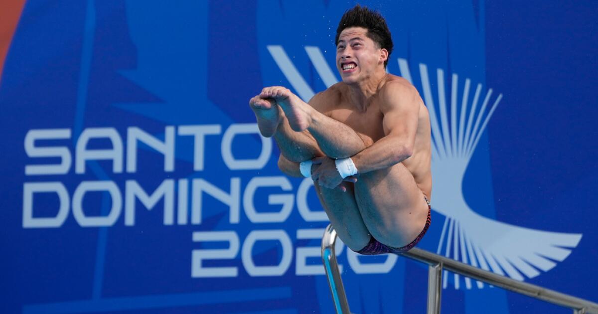 El mexicano Randal Willars durante una práctica de los clavados