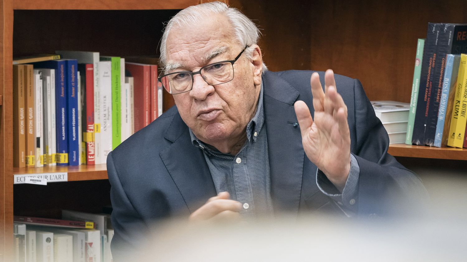 L'écrivain Didier Decoin, président de l'Académie Goncourt, dans une librairie de Poitiers, le 17 mars 2023