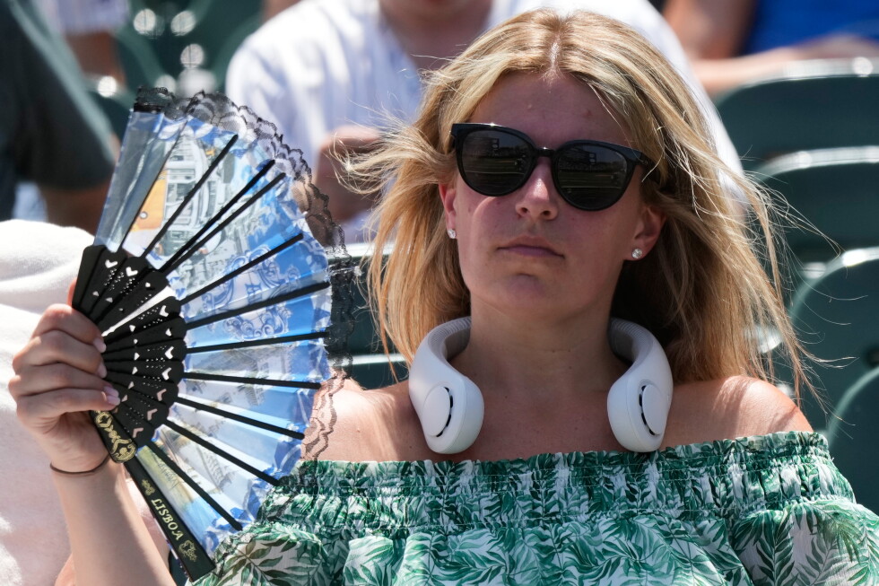 A baseball fan cools off before a game between the San Diego Padres and the Chicago Cubs in Chicago, July 1, 2026. (AP