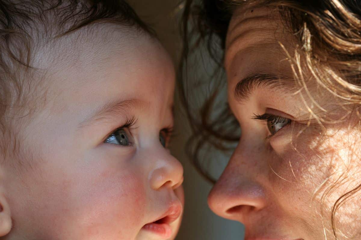 Eye Contact Synchronizes Infant Brainwaves to Aid Language Learning